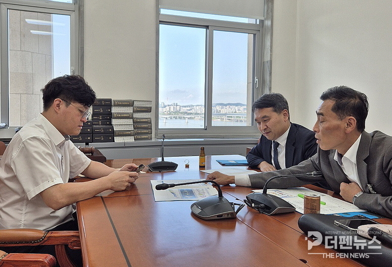 ‘최정일 무주군 부군수가 25일 국회에서 안호영 환경노동위원장과 면담하며 2026년도 정부예산 반영을 요청하고 있다.’