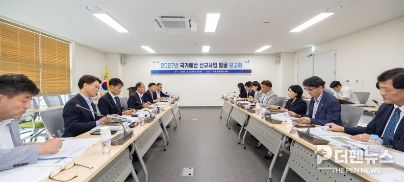 정헌율 익산시장이 25일 시청에서 열린 ‘2027년 국가예산 신규사업 발굴 보고회’를 주재하고 있다.
