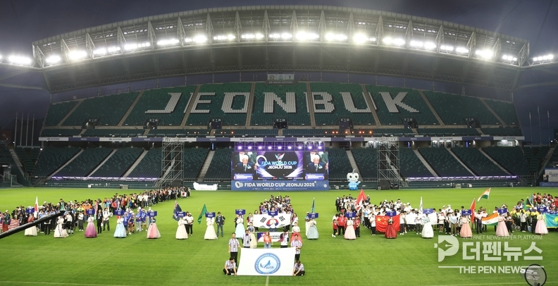 <strong>드론축구월드컵 개막식서 펼쳐진 군집 드론 에어쇼,개막식을 성대하게 개최</strong> ⓒ전주시 제공