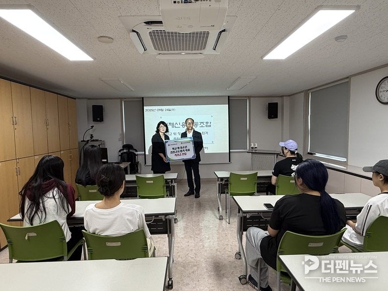 김제신용협동조합 관계자가 학교 밖 청소년들에게 격려의 뜻을 담은 외식상품권을 전달하고 있다.