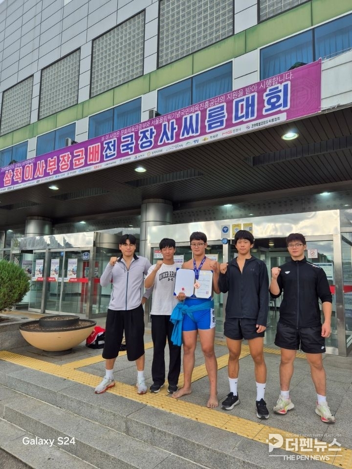 <strong>전국장사대회서 동메달을 차지한 박주환 선수 –</strong> 김제 금산고 씨름부 1학년 박주환 선수가 시합 후 포즈를 취하고 있다.
