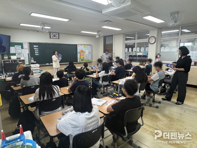 “노암동 관계자들이 여수엑스포역을 찾아 시민들에게 남원 가을축제를 알리며 홍보활동을 펼치고 있다.”