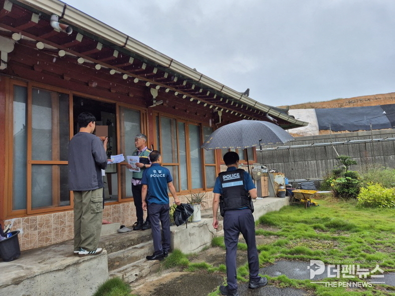 “도통동행정복지센터가 주민대피 설명회를 열고 집중호우·태풍 등 재난 상황에 대비한 대응 요령을 안내하고 있다.”