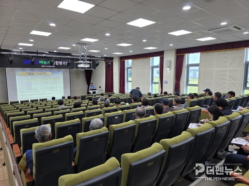 군산시농업기술센터가 주관한 벼농사 종합 평가회에서 참석자들이 벼 재배 문제 사례를 살펴보고 있다.