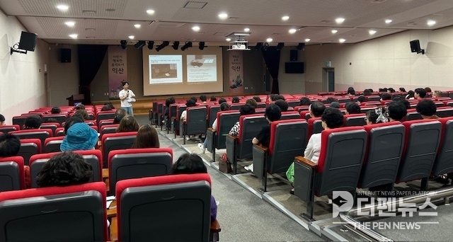 ‘복지위기 대응인력 역량강화 교육’에서 부산영도경찰서 권종호 경감이 고독사 예방과 대응 방안을 설명하는 모습.<br>