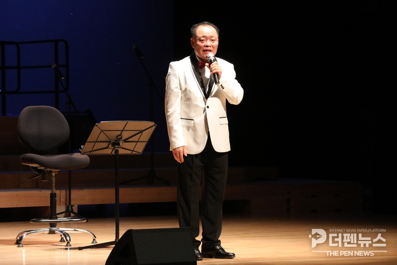 군산시 합창단 ‘오하나콰이어’ 강민규 단장이 창단 연주회에서 인사말을 하고 있다.