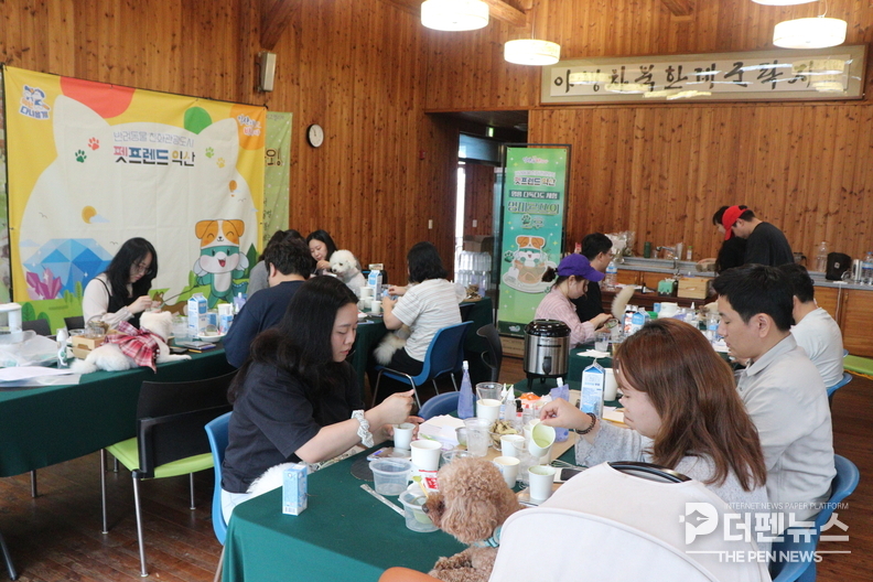 익산 산림문화체험관 야외에서 반려동물과 함께 다도 체험을 즐기는 참가자들의 모습.