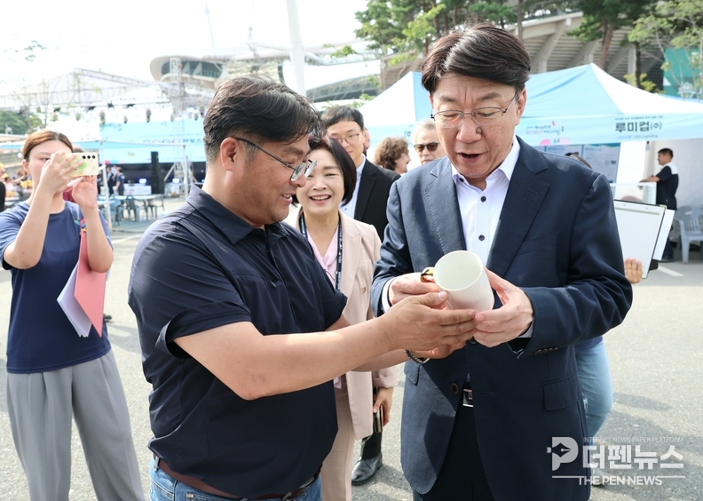 전주시 인증 우수제품을 살펴보는 시민들의 발길이 이어졌다.