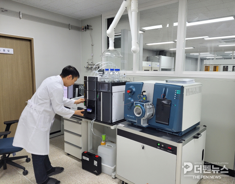 익산시 농업기술센터 안전분석실에서 담당자가 농산물 시료를 검사하고 있다. ⓒ익산시 제공