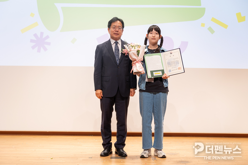 대상 수상자인 이하정 학생이 시상식에서 상장을 받고 기념 촬영을 하고 있다. ⓒ익산시 제공