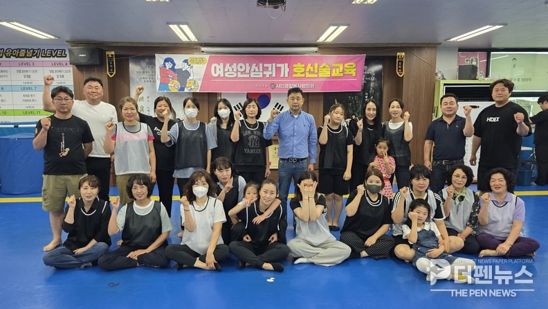 어양동 체육관에서 호신술 교육에 참여한 시민들이 강사의 지도 아래 실습을 진행하고 있다. ⓒ익산시 제공