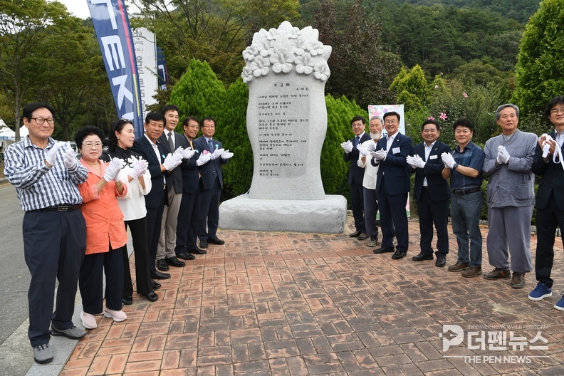 “광복 80주년 기념 ‘나라꽃 무궁화 예찬 시비’ 제막식에 참석한 완주군민과 관계자들이 시비 앞에서 기념촬영을 하고 있다.”