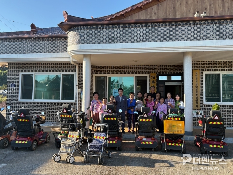 <em>고창군 상하면에서 추진 중인 ‘보행보조기·전동보행기 야간표시등 부착사업’ 모습. 반사테이프와 후미등 설치로 어르신들의 야간 보행 안전이 강화되고 있다.</em>