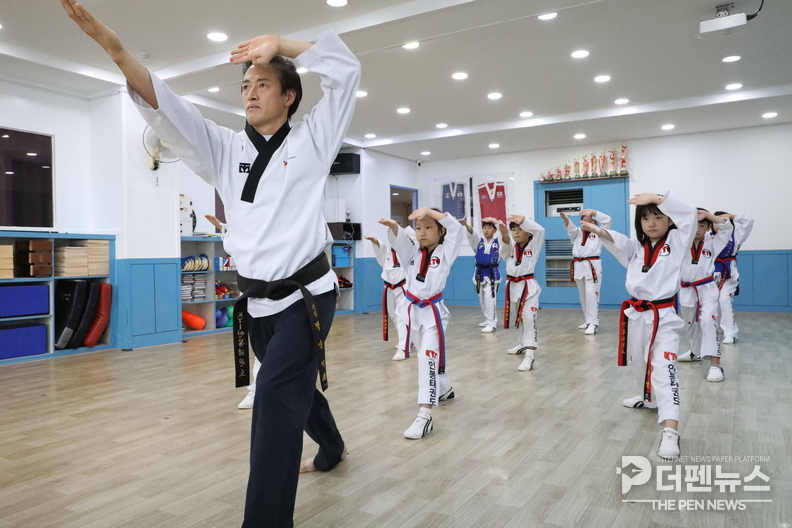 아이들과 함께하는 인봉태권도 수련 장면