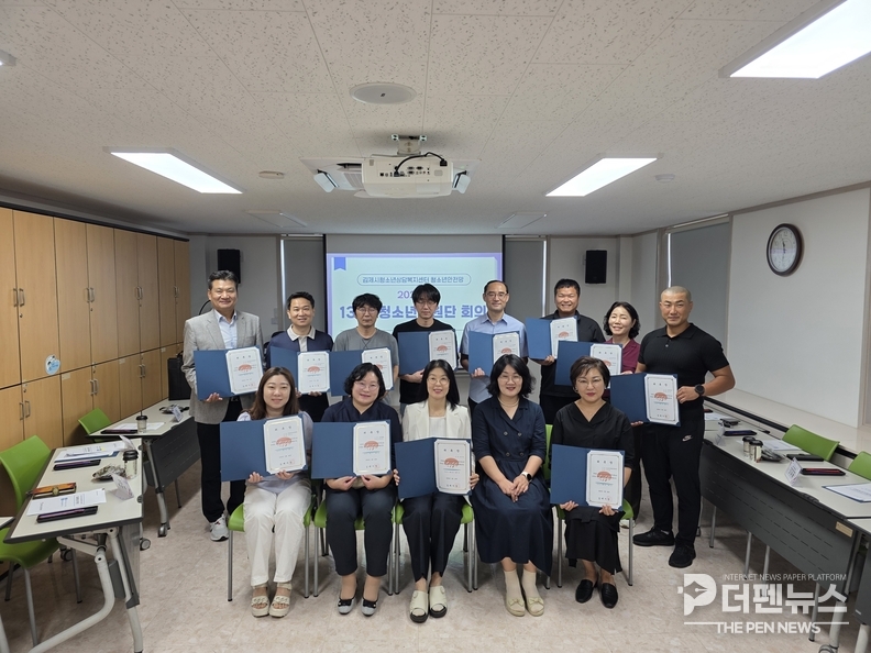 김제시 1388청소년지원단 발대식에서 위촉장을 수여받는 신규 단원