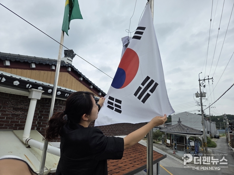 “향교동행정복지센터 직원들이 마을회관에 게양된 태극기를 점검하고 있다.”