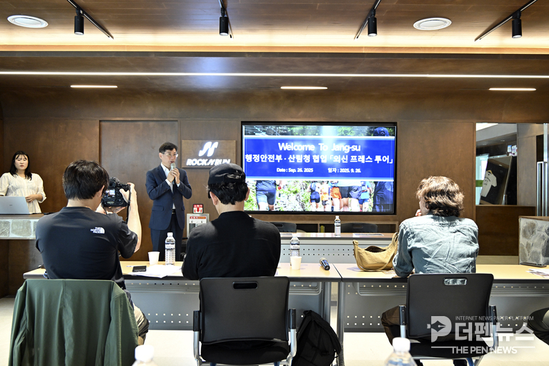 “제6회 장수트레일레이스 현장을 찾은 외신 기자단이 대회를 취재하고 있다.”