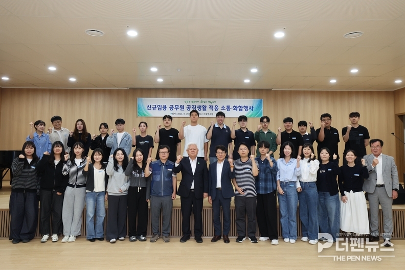 “무주군 새내기 공무원들이 드림연수원에서 공직자로서 실천 다짐을 하고 있다.”