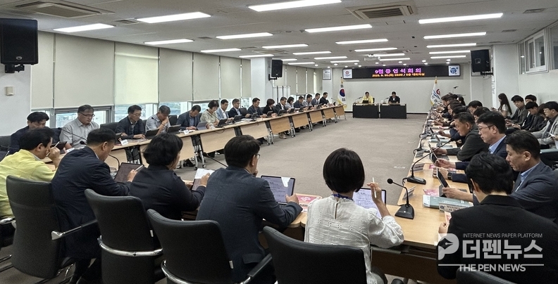 “권익현 부안군수가 10월 연석회의에서 군정 현안에 대해 발언하고 있다.”