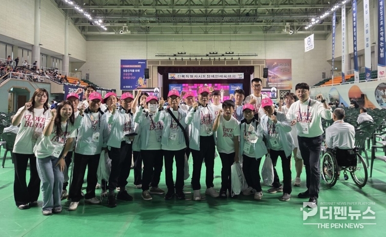 “제19회 전북특별자치도 장애인체육대회에서 메달을 획득한 부안군 선수단이 기념촬영을 하고 있다.”