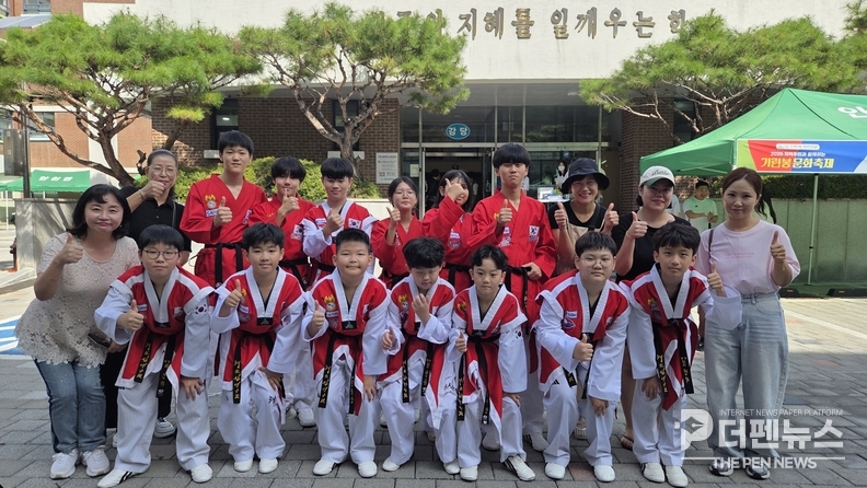 “KTI 시범단이 시범을 마친 뒤 단체사진으로 화합을 다지고 있다.”
