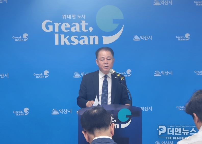 <em>“익산 교육발전특구 100인 원탁회의, 시민이 미래를 설계하다”, </em>배석희 문화교육국장 브리핑 모습
