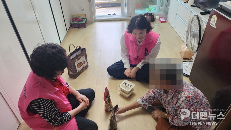 “노암동 지역사회보장협의체 위원들과 동 직원들이 추석을 앞두고 홀몸어르신 가정을 찾아 추어탕·두부 보양식을 전달하고 있다.”