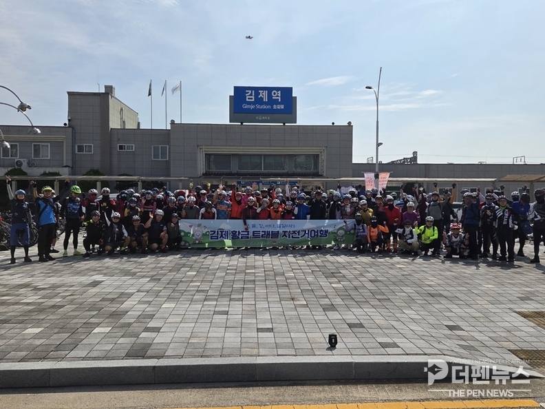 수도권 자전거 여행객들이 김제 지평선 자전거 투어에서 벽골제 인근을 라이딩하고 있다.