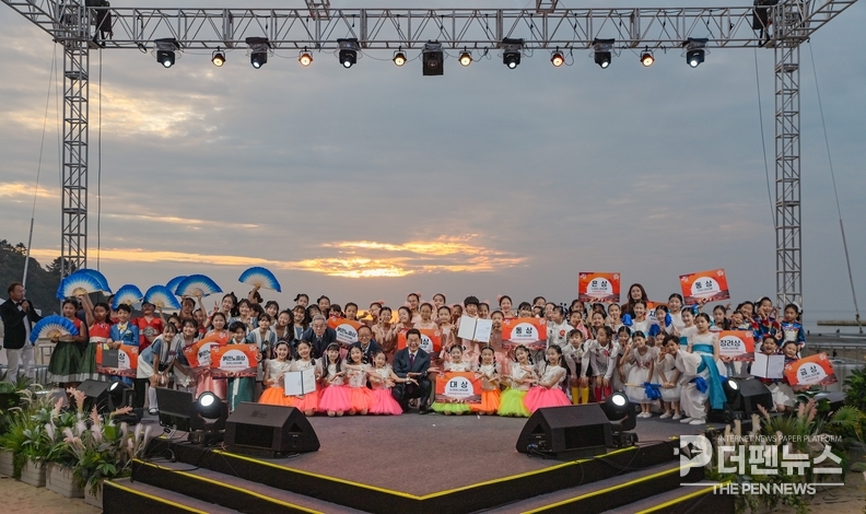 전북 부안군 변산해수욕장에서 열리는 ‘제3회 부안붉은노을동요제’가 오는 24일부터 26일까지 개최된다.