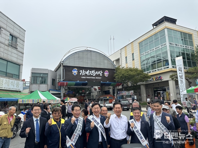 정성주 김제시장이 2일 추석 명절을 앞두고 김제전통시장에서 직접 장을 보며 상인들과 인사를 나누고 있다.