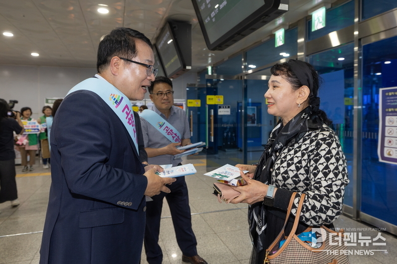 <strong>“추석 맞아 귀성객에 가래떡 나누는 정헌율 익산시장”</strong><br>
정헌율 익산시장과 관계자들이 2일 익산역에서 귀성객들에게 가래떡과 음료를 전하며 따뜻한 명절 인사를 건네고 있다.