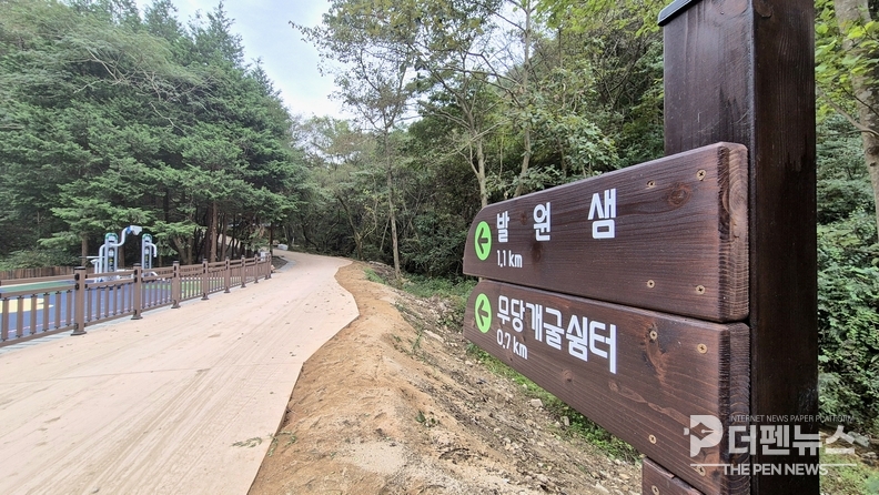<strong>“자연과 휴식이 공존하는 공간”</strong><br>
완주군이 조성한 만경강 발원샘 생태공원 전경. 황토 탐방로와 숲속 놀이터, 정자 등이 마련돼 자연친화형 생태공간으로 꾸며졌다.