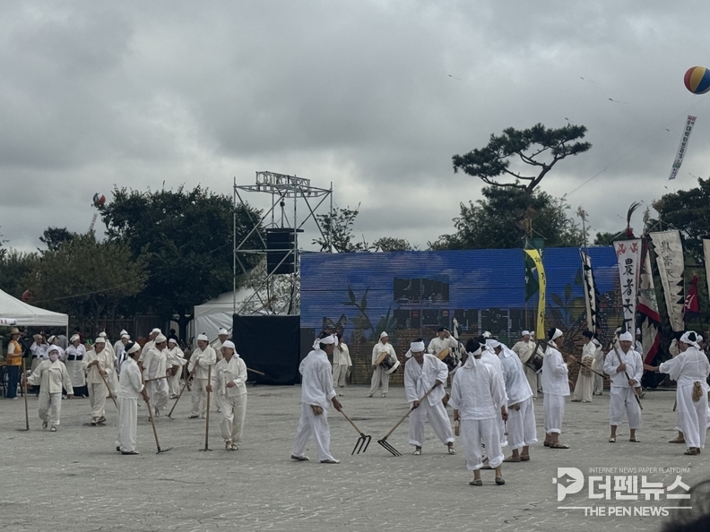 "축제 첫날 진행된 벽골제 제향에서 전통의식을 재현하고 있다. /김제시 제공"