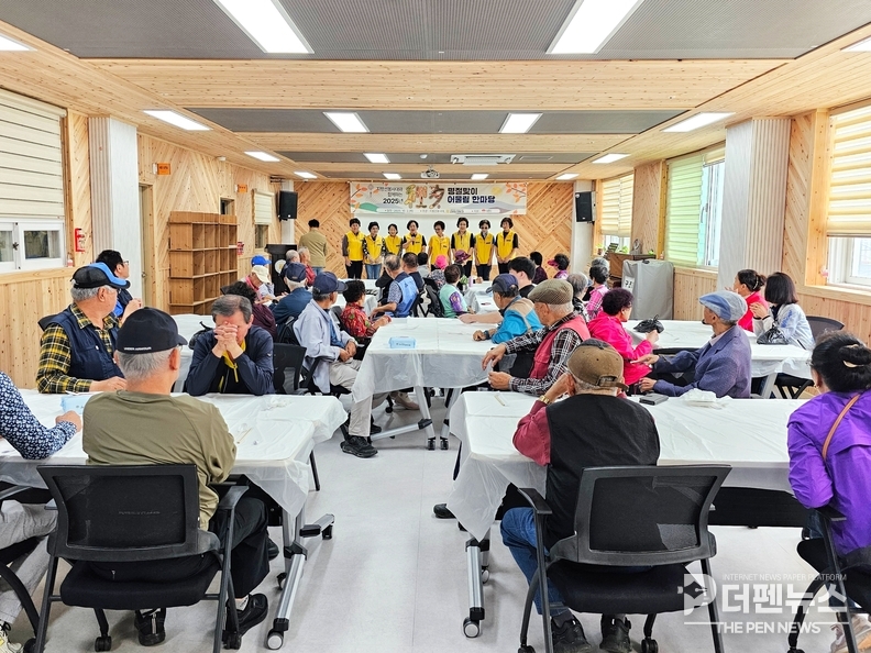 김제제일사회복지관에서 진행된 추석명절잔치에서 지평선봉사대가 어르신들에게 음식을 배식하고 있다. ⓒ김제시