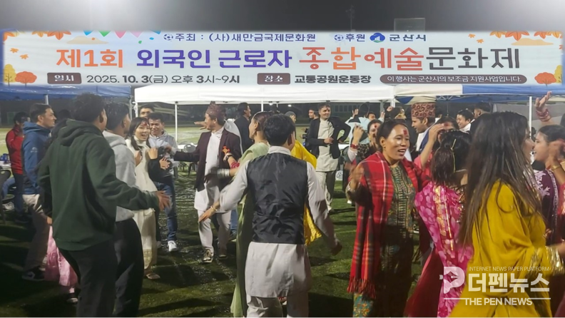 자국노래대회 참가자들이 무대 위에서 전통가요와 대중가요를 선보이고 있다.
