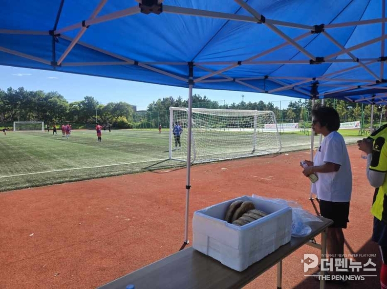 친선 축구대회에서 외국인 주민과 지역민이 함께 경기하며 협력과 우정을 나누는 모습.