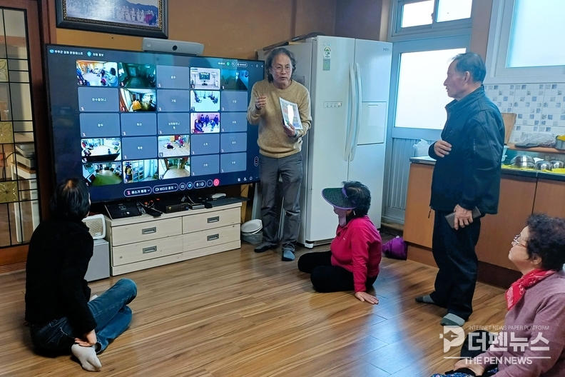 무주군 관계자가 스마트 경로당 내 설치된 헬스케어 장비와 화상회의 시스템 작동 상태를 점검하고 있다. ⓒ무주군