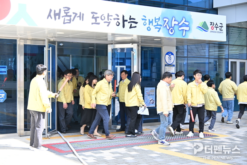 장수군청 광장에서 열린 합동 소방훈련에서 군청 자위소방대와 장수119안전센터 관계자들이 초기 화재 진압 및 부상자 구조 훈련을 진행하고 있다. ⓒ장수군