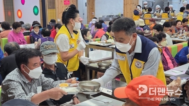 “정성주 김제시장과 전북시군공무원노동조합연맹 위원장들이 천사무료급식소에서 어르신들에게 식사를 전달하며 온정을 나누고 있다.”