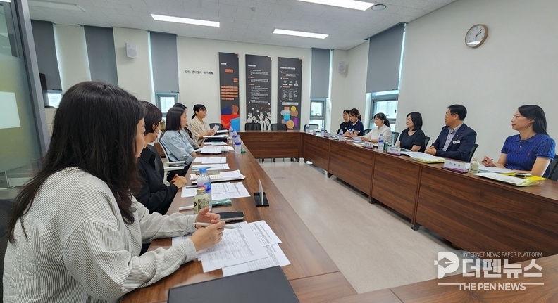 “김제시 의료돌봄 통합지원회의가 김제시자원봉사센터에서 열려, 부서와 유관기관 관계자들이 신규 대상자 지원 방안을 논의하고 있다.”