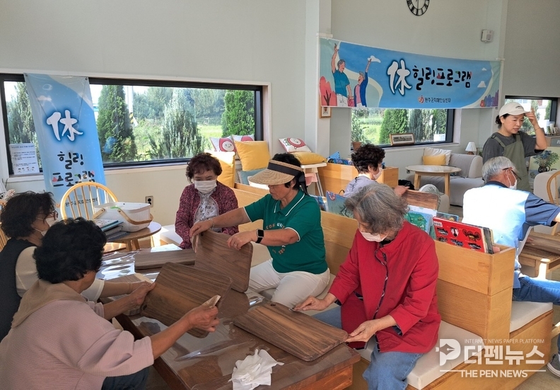 완주군 치매안심센터가 마련한 힐링 프로그램에 참여한 치매환자 가족들이 도마 만들기 목공 체험을 하며 휴식의 시간을 보내고 있다.