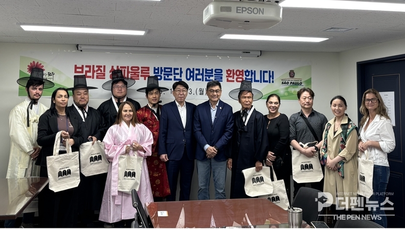 13일 전주시 한식창의센터를 방문한 브라질 상파울루시 대표단이 ‘유네스코 음식창의도시 전주’에서 기념 촬영을 하고 있다. (사진=전주시 제공)