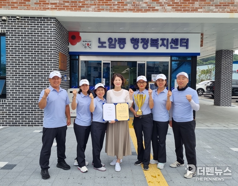 ‘우주항공배 초청 게이트볼대회’에서 3위를 차지한 전북 피어나다 팀이 기념촬영을 하고 있다.