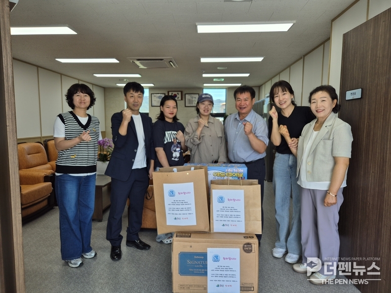 장수군 장계면이 ‘아기탄생 축하 전달식’을 열고 출생 가정에 축하 꾸러미를 전달하고 있다.