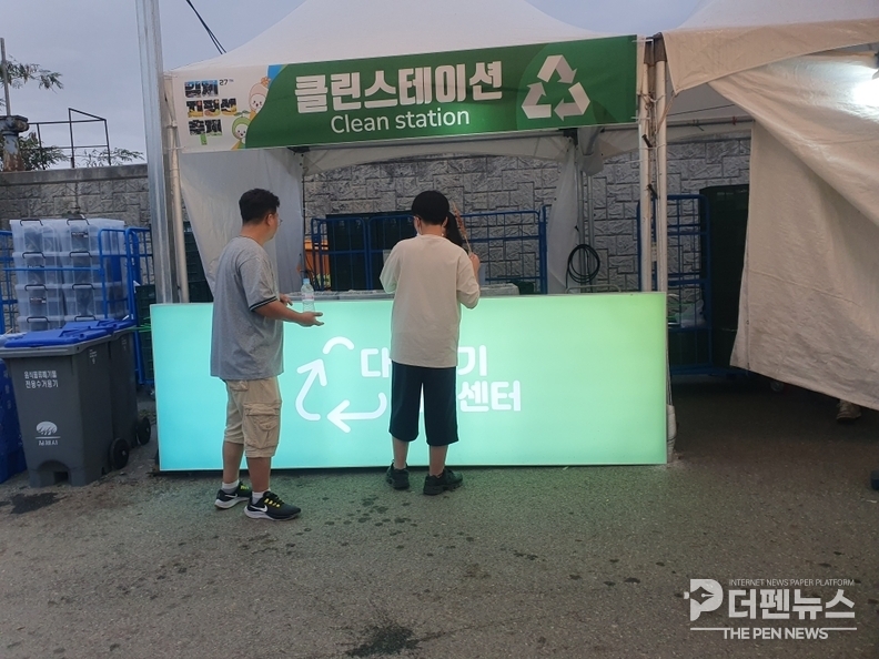 관람객들이 제27회 김제지평선축제에서 다회용기와 재활용품 교환센터를 이용하며 친환경 축제 문화에 참여하고 있다.