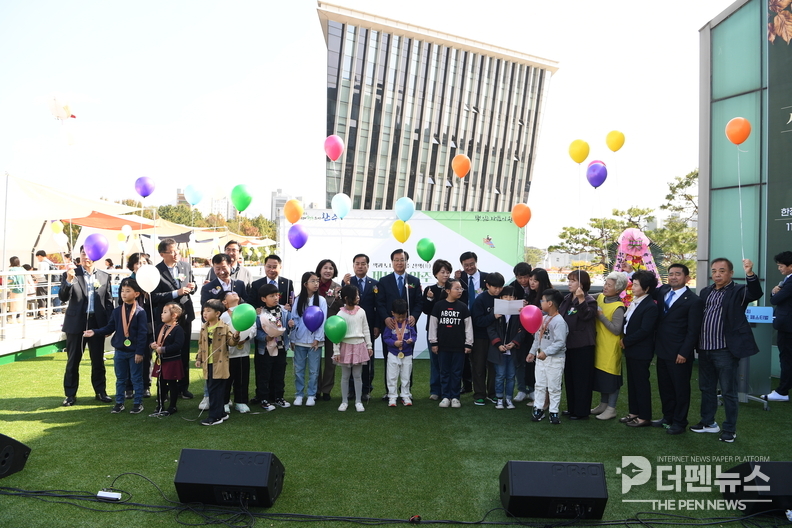 완주군립중앙도서관 일원에서 열리는 ‘북적북적 페스티벌’ 현장, 어린이와 가족이 책과 함께 즐기는 모습