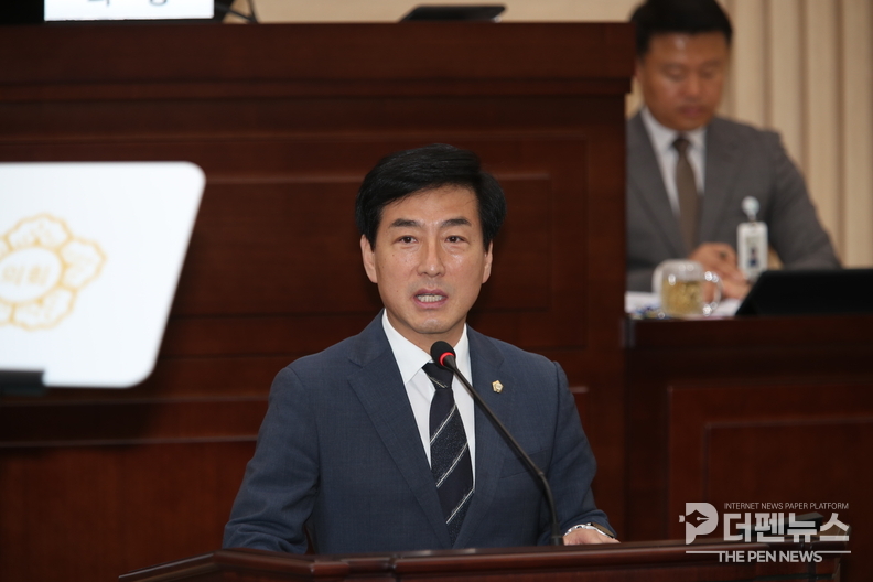 김진규 익산시의원(영등1동·동산동)이 제273회 익산시의회 임시회 본회의장에서 친환경자동차 인프라 확충과 정비산업 기반 조성의 필요성을 강조하며 5분 자유발언을 하고 있다.