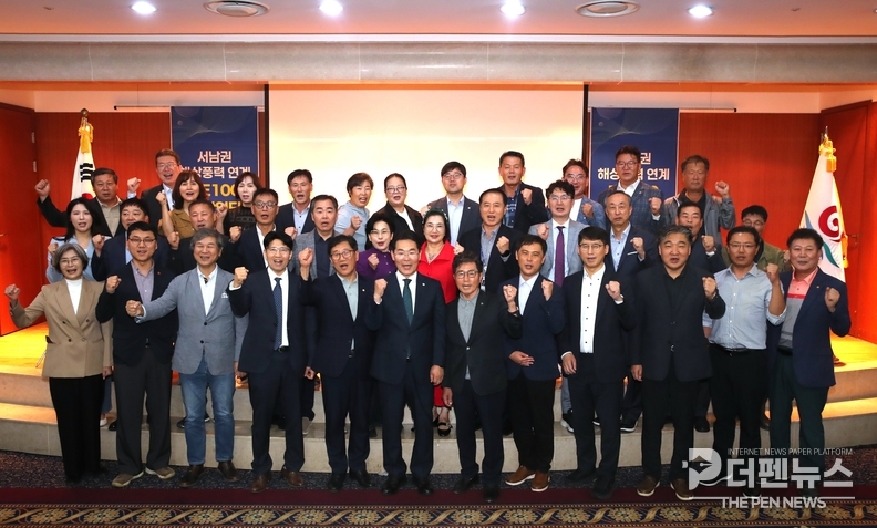 ‘서남권 해상풍력 연계 RE100 국가산단 조성 세미나’ 참석자들이 부안 소노벨 변산에서 기념촬영을 하고 있다.