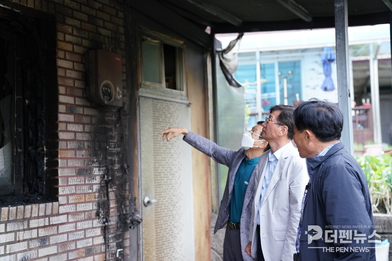 최훈식 장수군수가 번암면 주택화재 현장을 찾아 피해 주민을 위로하며 복구 상황을 점검하고 있다.
