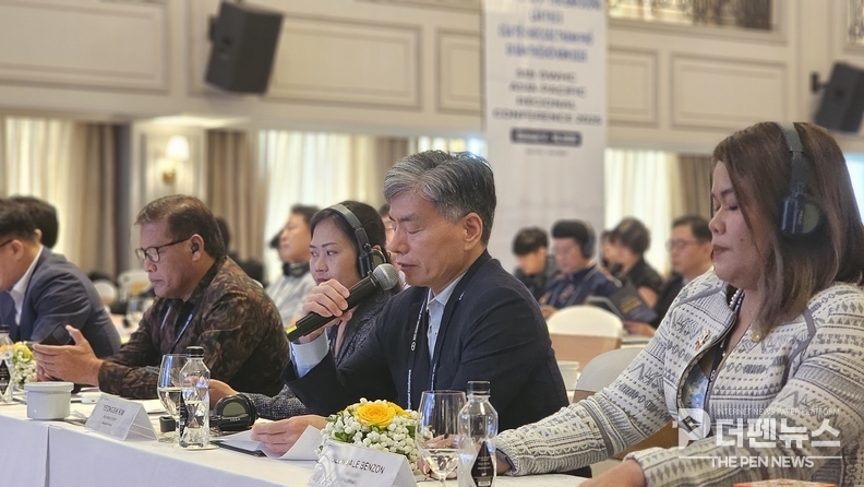 베트남 후에시에서 열린 ‘제5차 세계유산도시기구 아태지역 총회’에 참석한 고창군 대표단이 기념촬영을 하고 있다. 고창군은 세계유산도시로서 지속가능한 발전과 교류 강화에 기여했다.